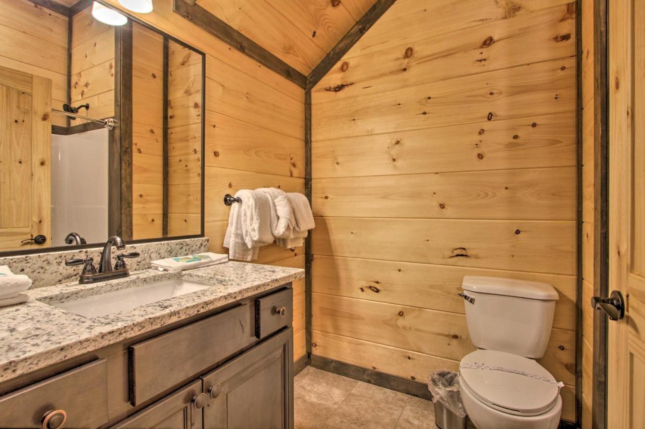 Luxe Cabin With Home Theater Less Than 2 Miles To Gatlinburg Exterior photo