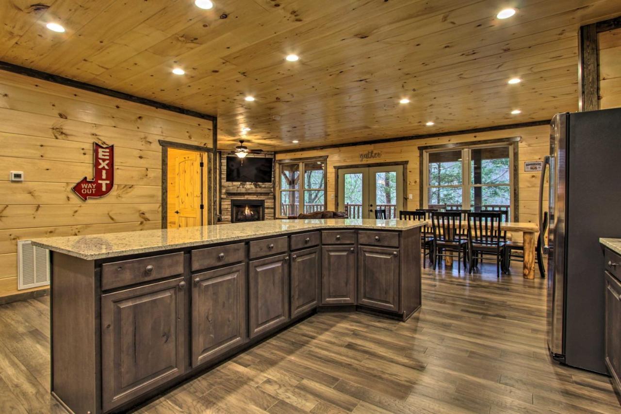 Luxe Cabin With Home Theater Less Than 2 Miles To Gatlinburg Exterior photo