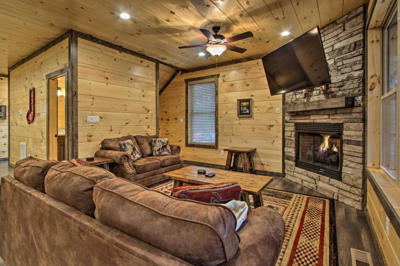 Luxe Cabin With Home Theater Less Than 2 Miles To Gatlinburg Exterior photo