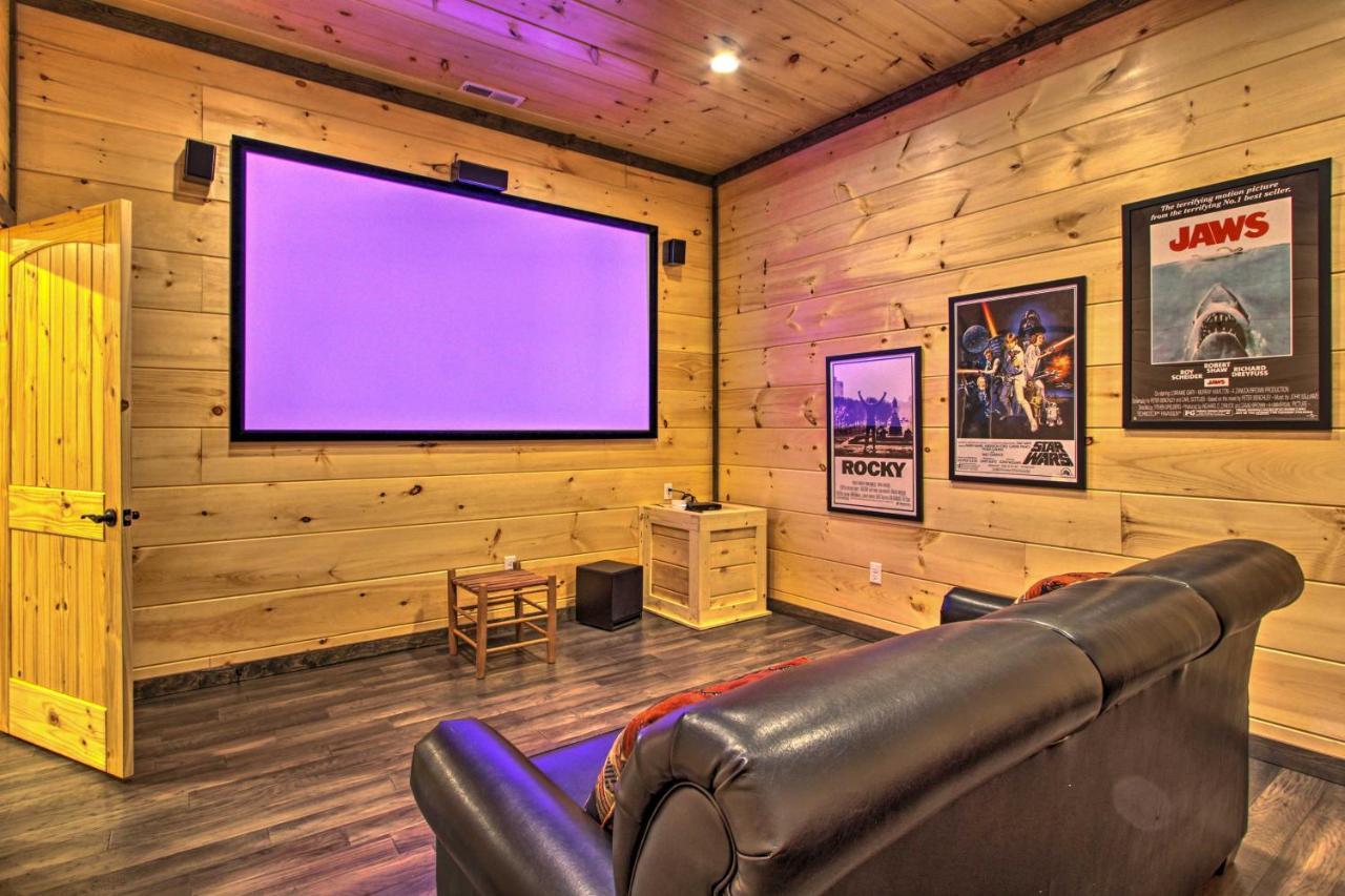 Luxe Cabin With Home Theater Less Than 2 Miles To Gatlinburg Exterior photo