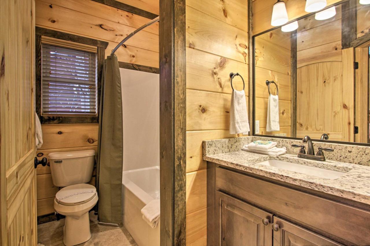 Luxe Cabin With Home Theater Less Than 2 Miles To Gatlinburg Exterior photo