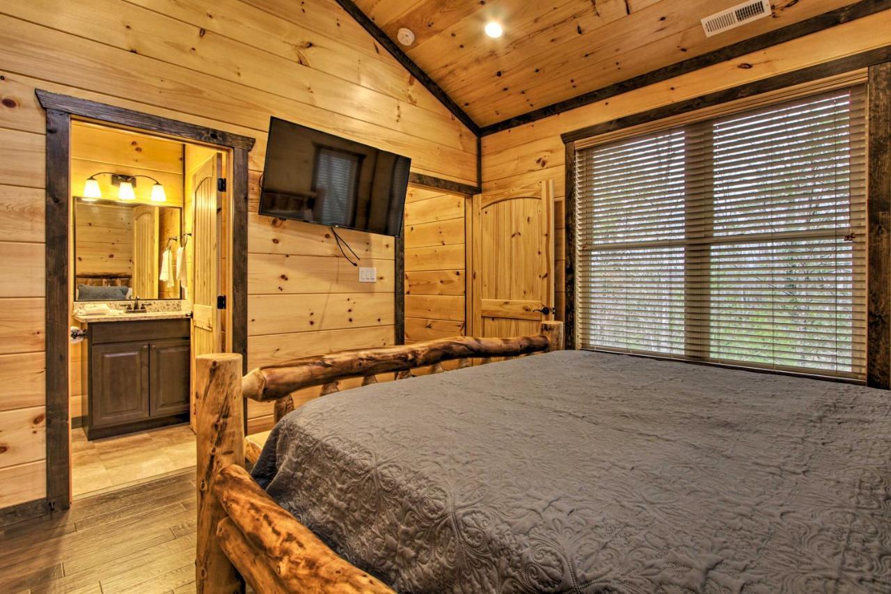 Luxe Cabin With Home Theater Less Than 2 Miles To Gatlinburg Exterior photo