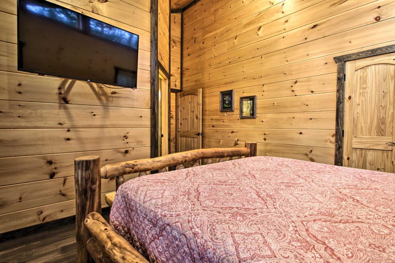 Luxe Cabin With Home Theater Less Than 2 Miles To Gatlinburg Exterior photo